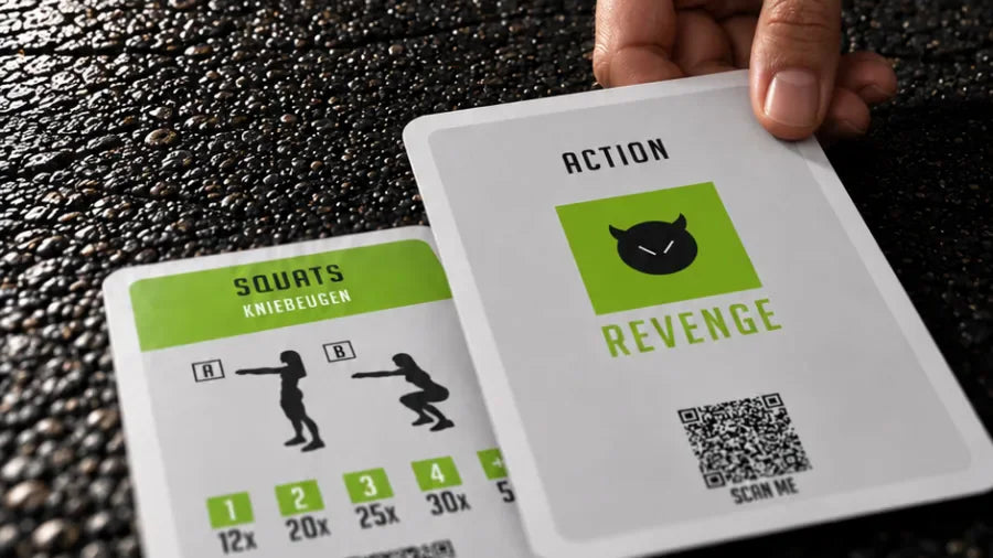 Eine Hand legt die Action-Karte REVENGE auf eine Challenge-Karte mit der Übung Squats und den vier Stufen