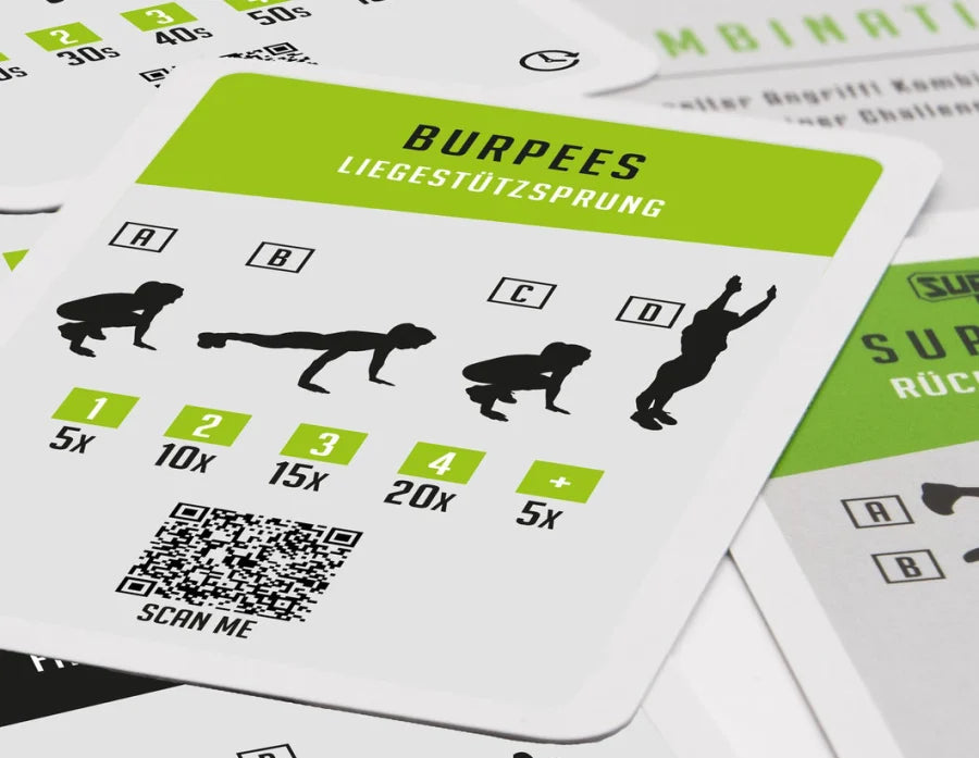 Nahaufnahme einer Challenge-Karte: oben BURPEES und der deutsche Name Liegestützsprung, darunter vier Bewegungsschritte A bis D, darunter die vier Stufen mit 5, 10, 15 und 20 Wiederholungen plus eine Zusatzstufe, unten ein QR-Code